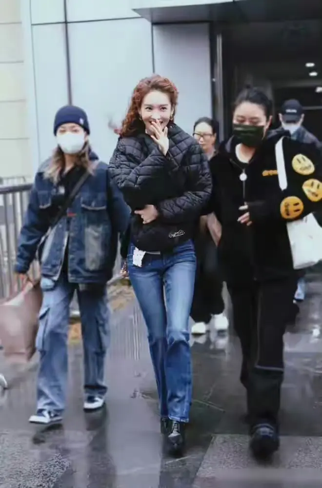 当某明星以独特造型亮相时，评论区总会出现这样的声音：