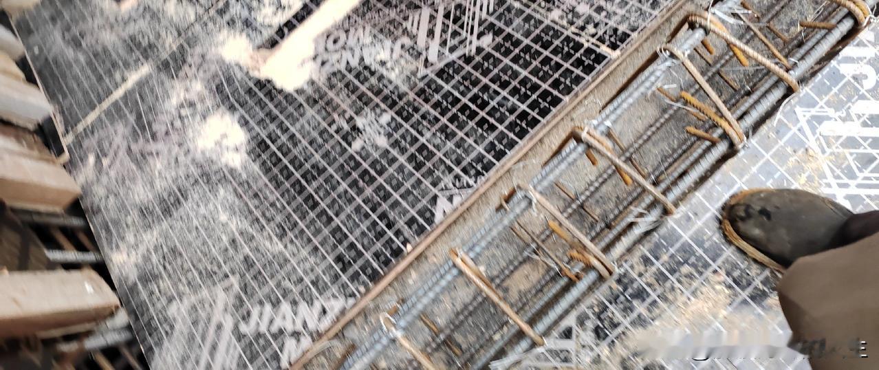 我发现了一个奇怪的现象，很多时候工地上验钢筋，都是快下班的时候验。明明早就绑