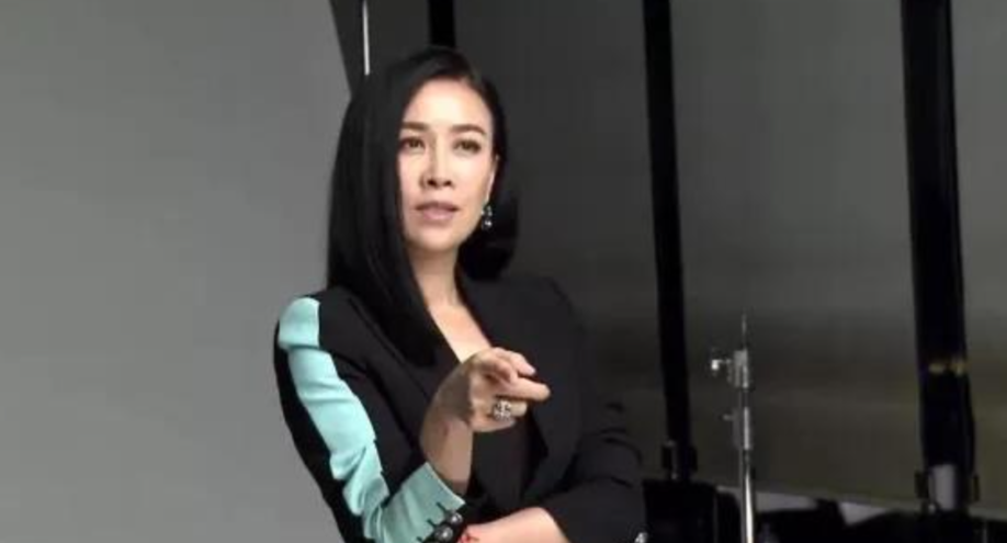那英说：“我女儿真的很贱，有一次，当着我现任老公的面，就问她哥哥：’为什么你姓高