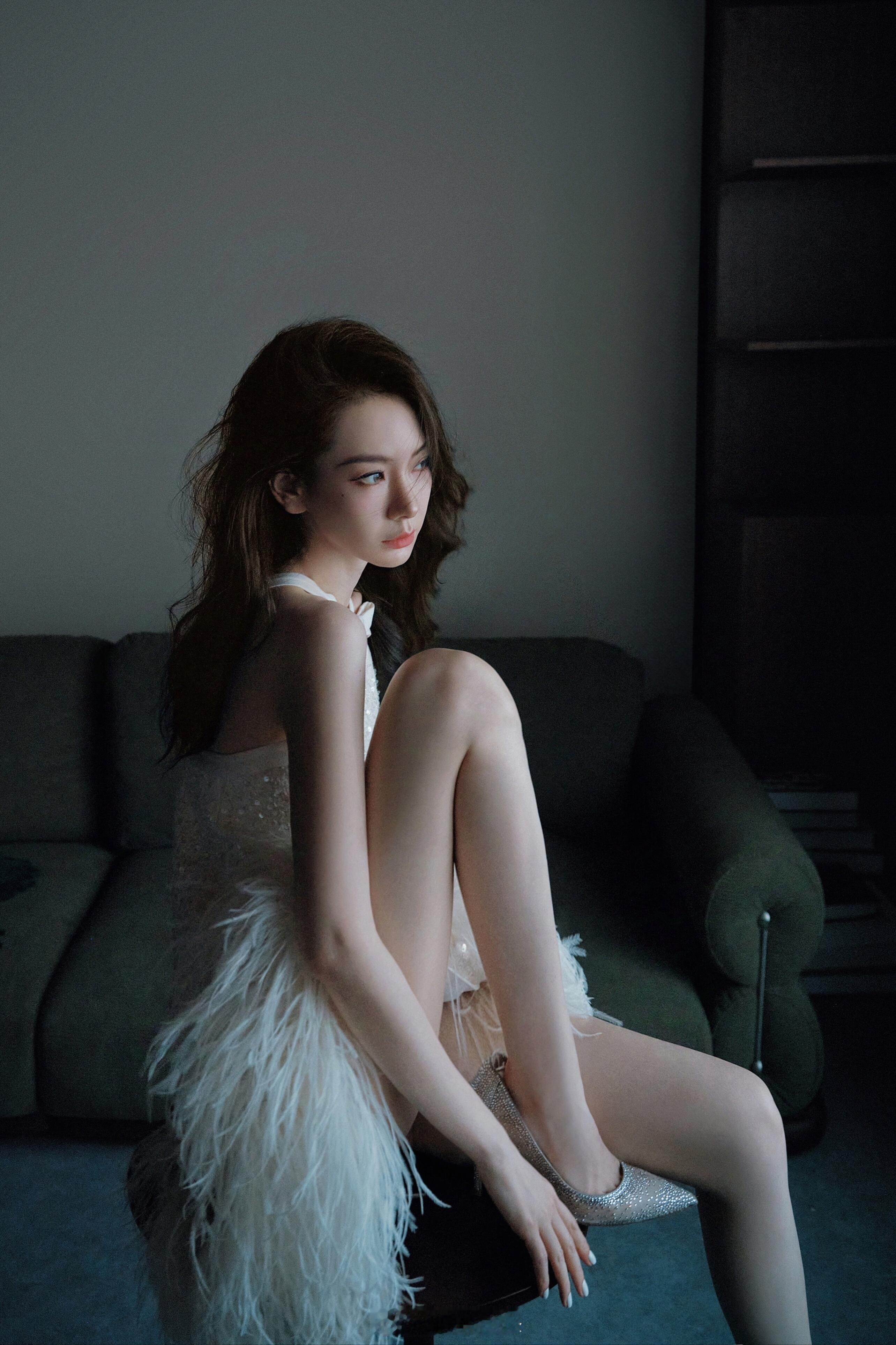 戚薇这双腿，也太白了太美了吧