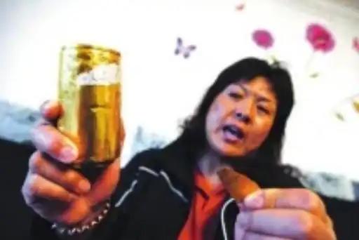 一枚“纯金易拉罐”，被奥运冠军锁进柜子19年，结果指甲一抠，罐身露出银色底——这