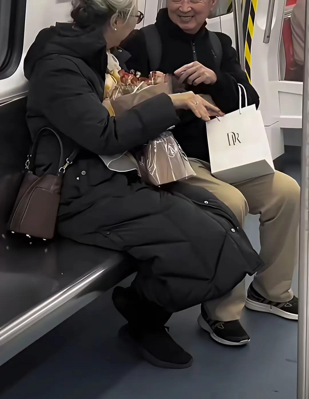 今天坐地铁，看到一对老人，那满满的幸福都快溢出屏幕了。大爷紧紧牵着大妈的手，眼神