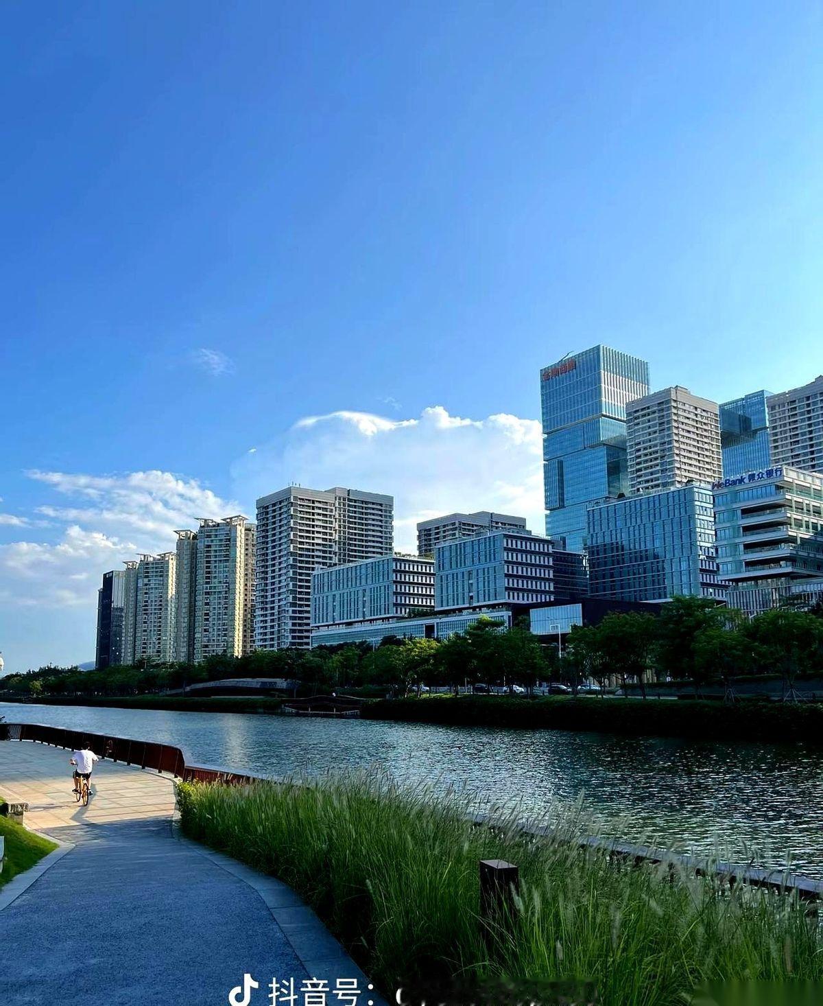 一到放假，准能看到港媒在喊：挤爆了！码头挤爆了！茶餐厅也挤爆了！搞得我每次都一