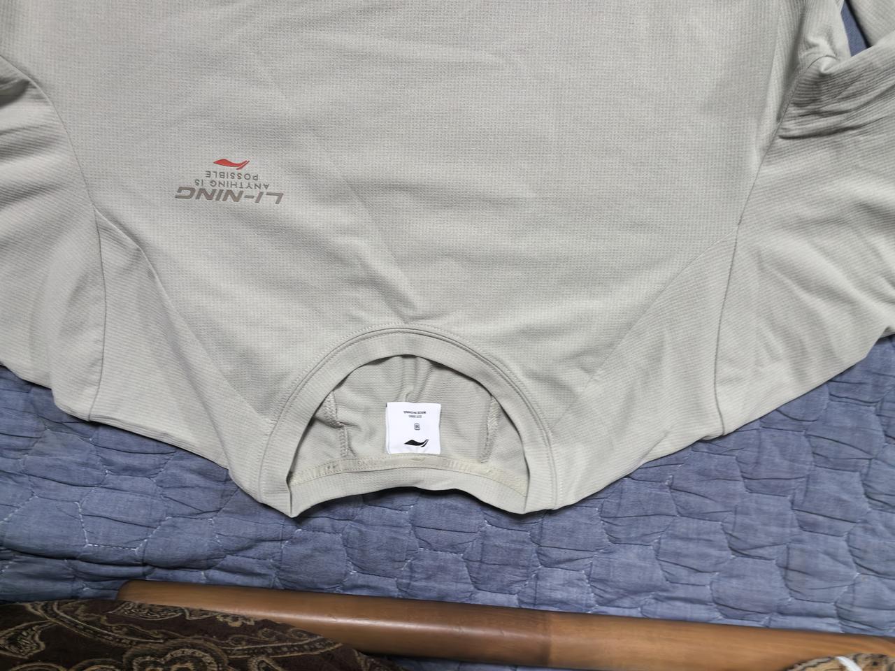 李宁先生，一个脖子后面的衣服标签，消费者说了几十年，说把标签放在脖子后面，人们穿