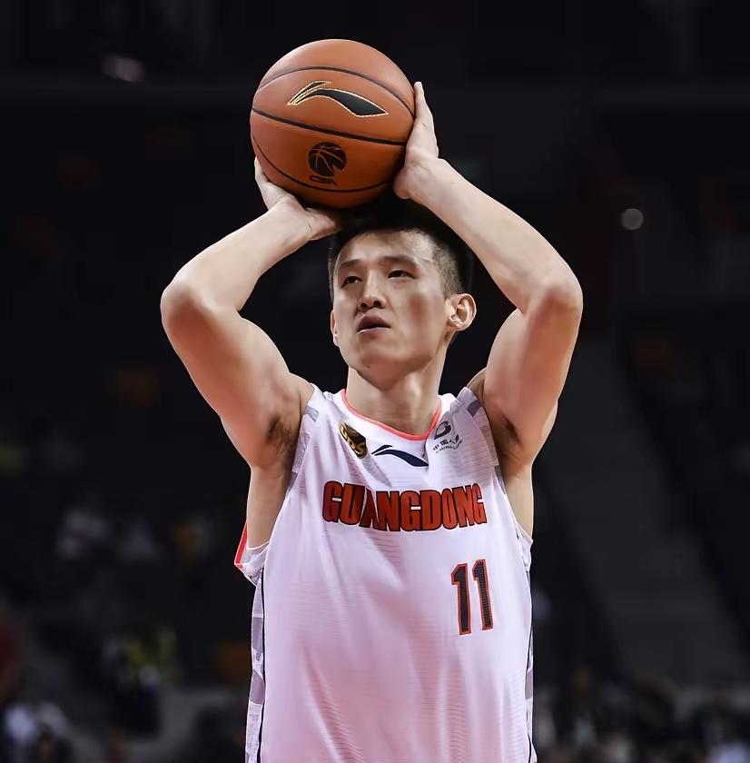 周鹏时隔4年将回归广东宏远，不过并不以球员身份回归，而是以助教身份回归。这也就是