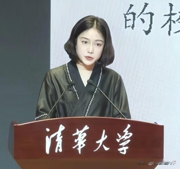 大家发现没，翁帆的长相还是蛮漂亮的，有点像香港的女明星关之琳。只是相比关之琳，身