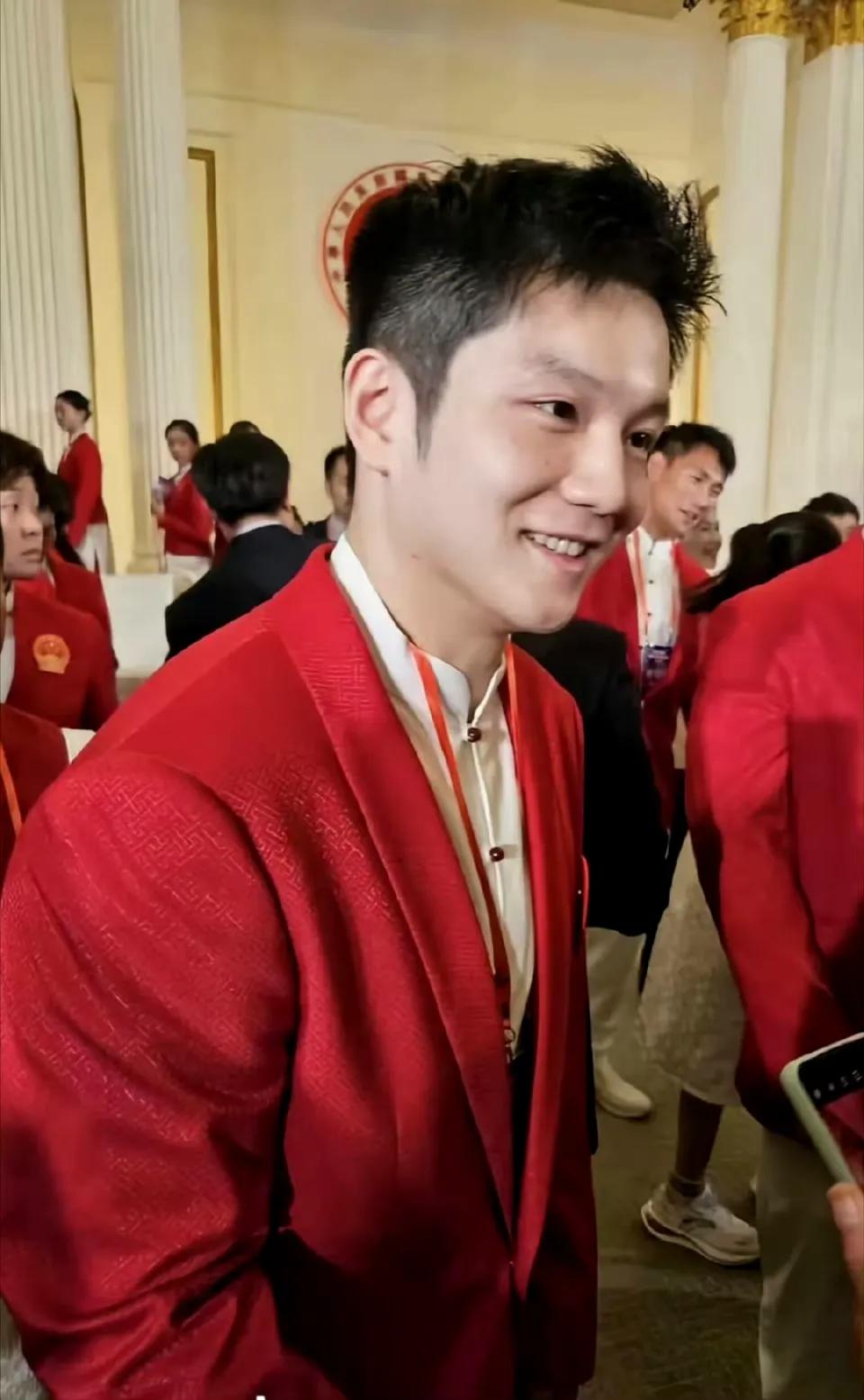 樊振东在奥运会对战张本智和，两个人熬了七局，没想到是一个普通的球把张本的心