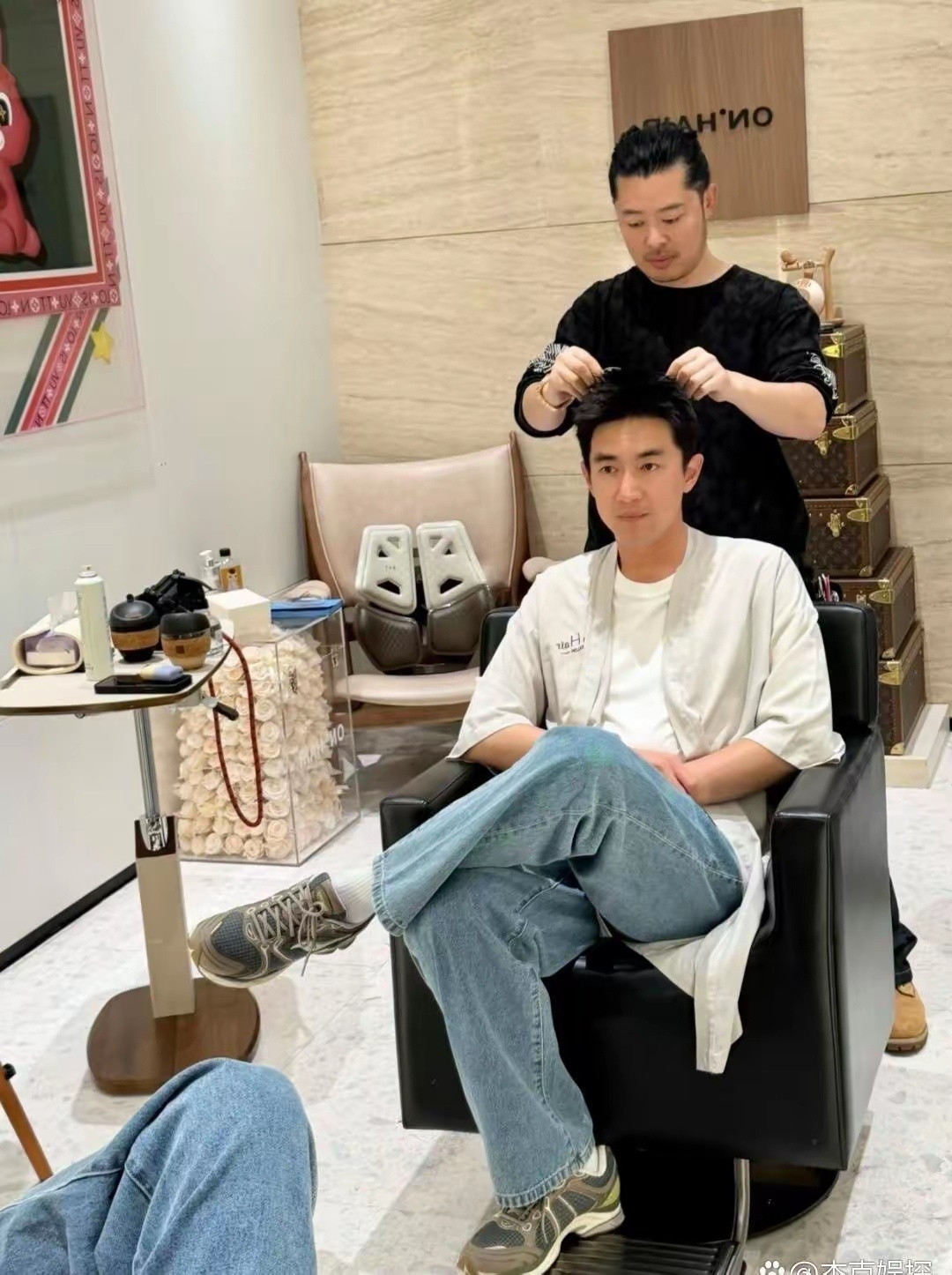 林更新在广州理发，果然有钱人做造型都透着满满的精致与贵气。