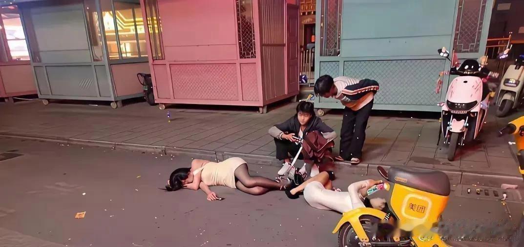 换做家长瞅见这场景，得多闹心啊？​​​