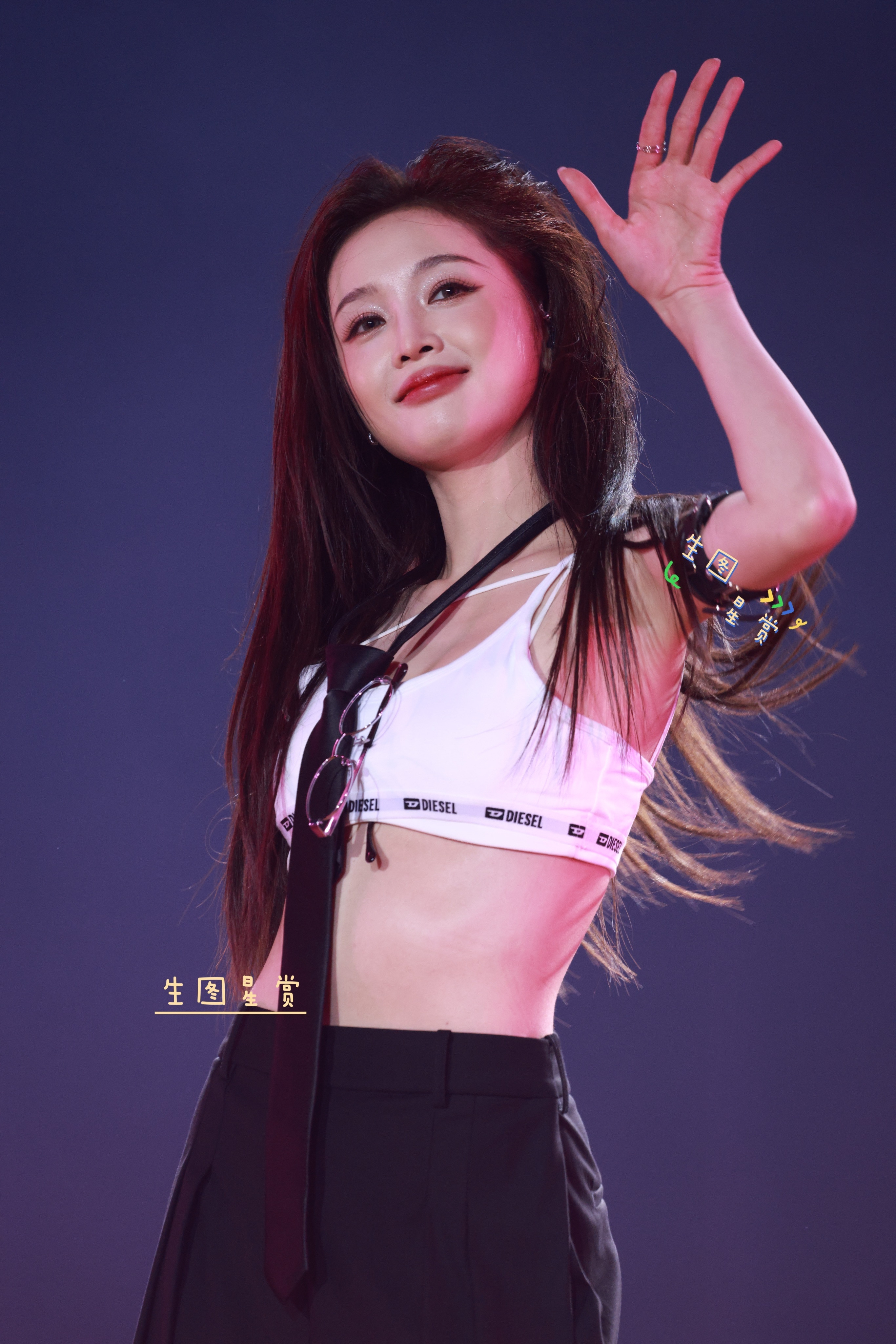 吴宣仪广州演唱会第三套look这个腰已经扭到心窝里去了[捂眼睛]西装配眼镜一整个御姐