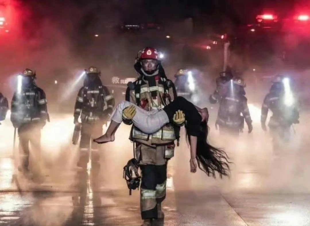 现在才知道这是晕倒后公主抱的真实状态，《与凤行》真的是一比一还原了