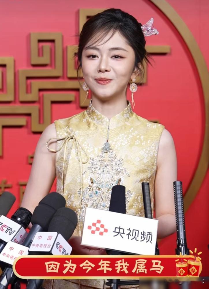 千万别再让谭松韵上春晚采访了，我怕papi酱告她侵权！记者问：第一次上春晚？