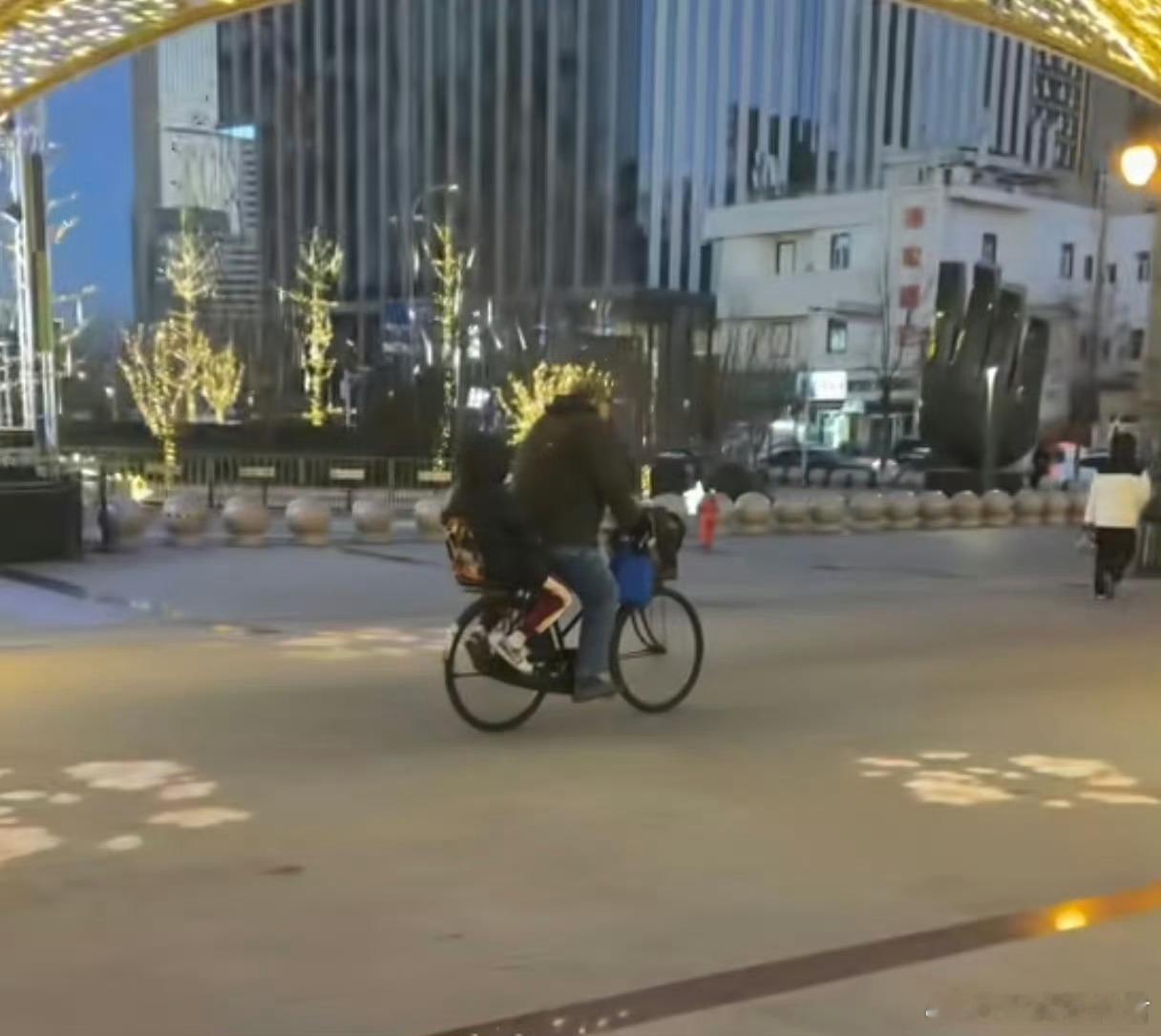 家长骑车接孩子放学，有什么好让你觉得心里不舒服的......？