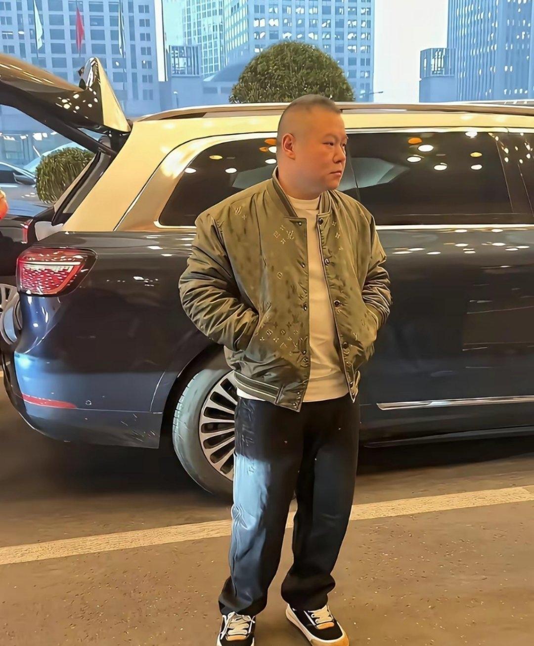 看着岳云鹏这身行头，你心里是不是也咯噔了一下？满印老花夹克、水洗牛仔裤、普通帆布