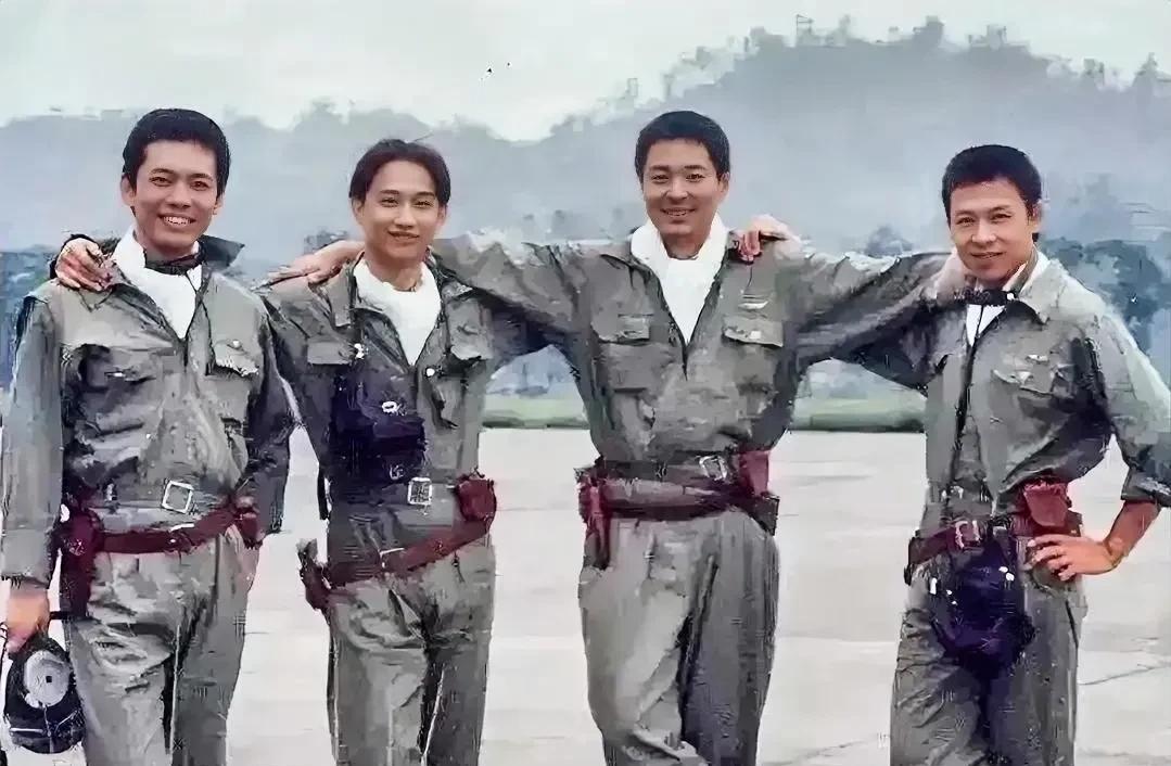 真没想到，今天又看到了这张合影。大家还记得这部剧吗？这四位演员大家还能认出