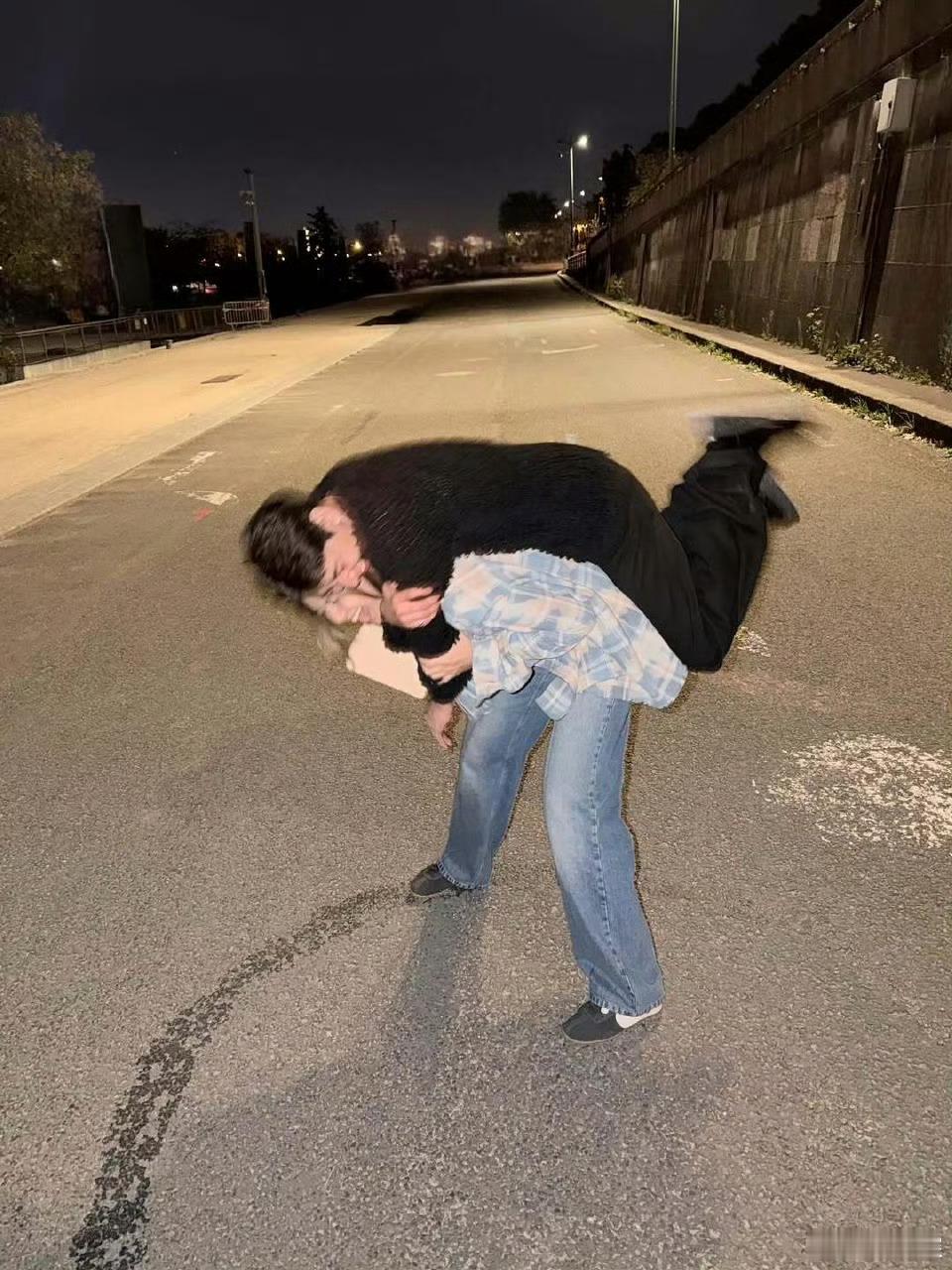 Lisa与BamBam合照好美的老乡情！​​​