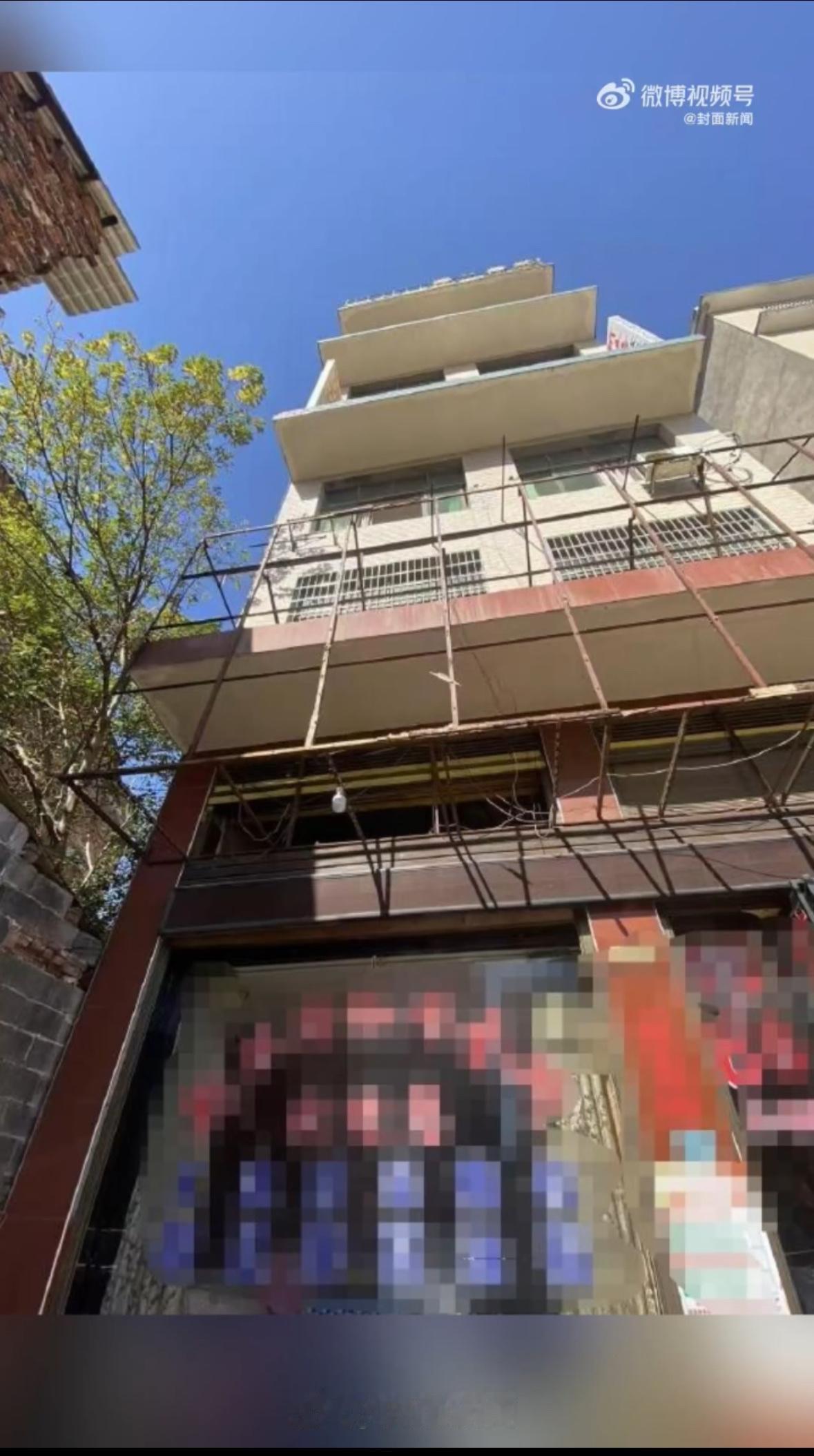 25岁的小伙子，和姑娘相爱五六年，一起经营早餐店。原本应该是热热闹闹的婚礼，现在