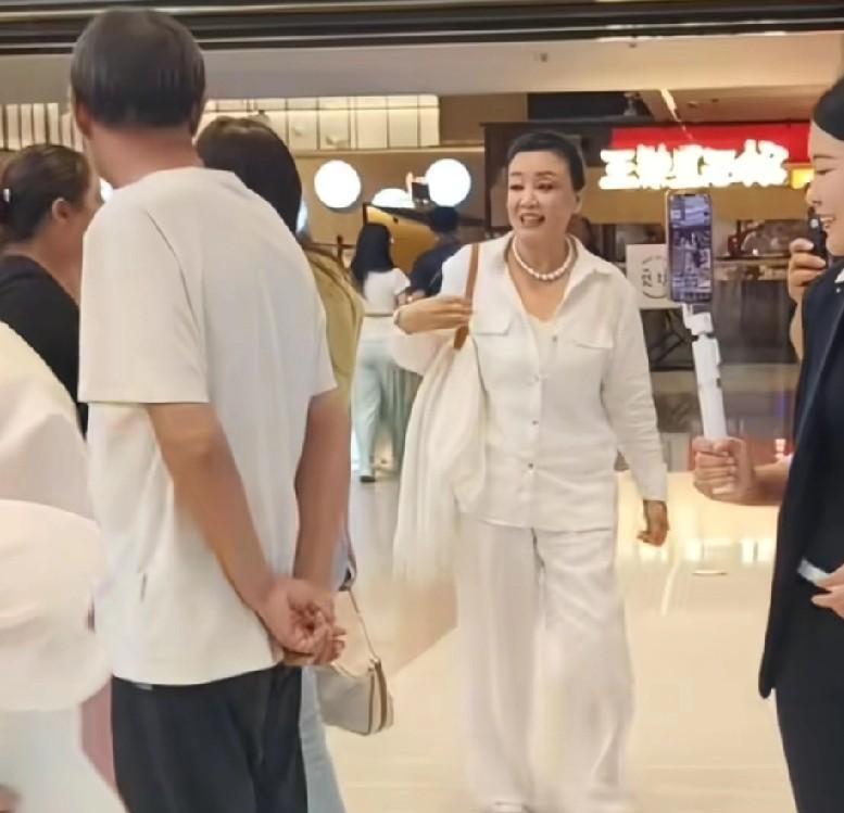 #秋日生活打卡季#她来了她来了张兰来了。张兰一个人出现在商场被粉丝们认出，当