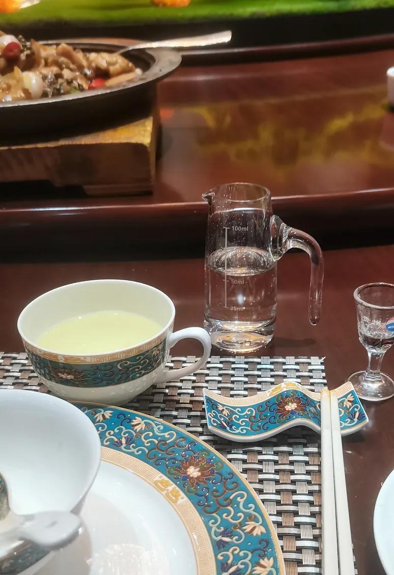 河南喝酒规矩多？上周去河南郑州和几个朋友吃饭，其中一个做东的就是河南驻马店