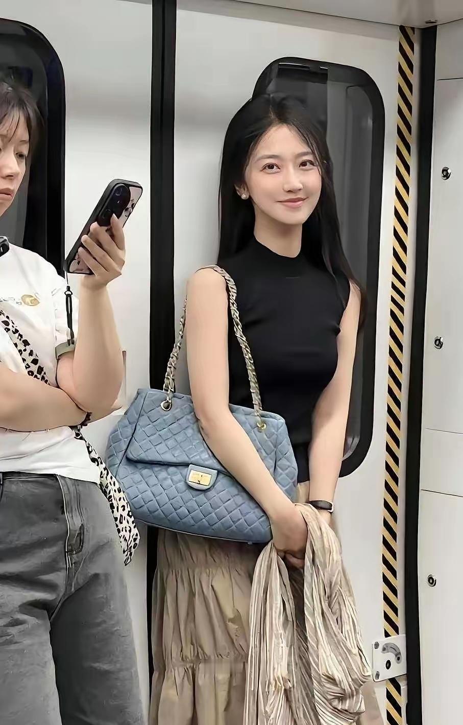 这一颦一笑换作那一个男生能不被迷到，恐怕连孩子的名字都想好了。