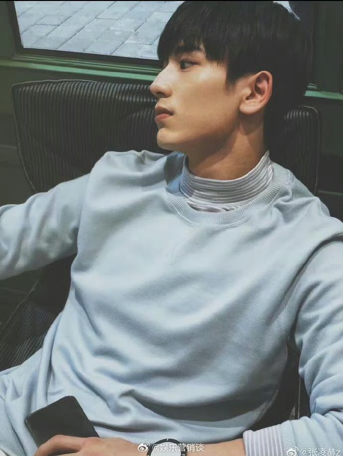 张凌赫被考古得只剩个裤衩了张凌赫：别考古了别考古了大家确实找了个遍啊。