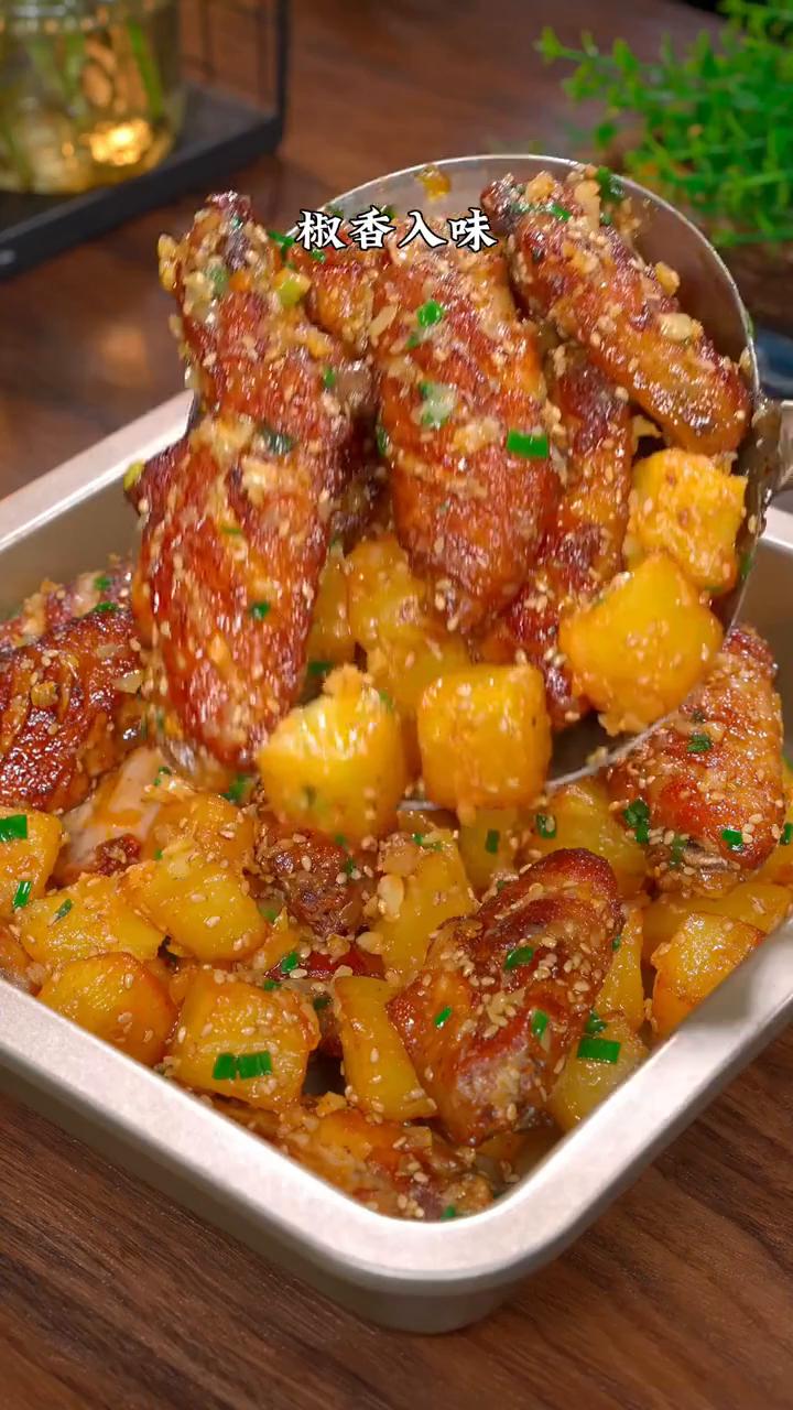 椒盐土豆鸡翅。大家注意看，这个是孩子们都爱吃的土豆鸡翅，椒香入味，特别好吃。在