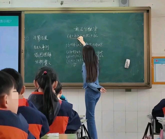 贵州，一小学老师在上课时3次看到一名男生趴在同桌女生的大腿上，女生都未作任何反对