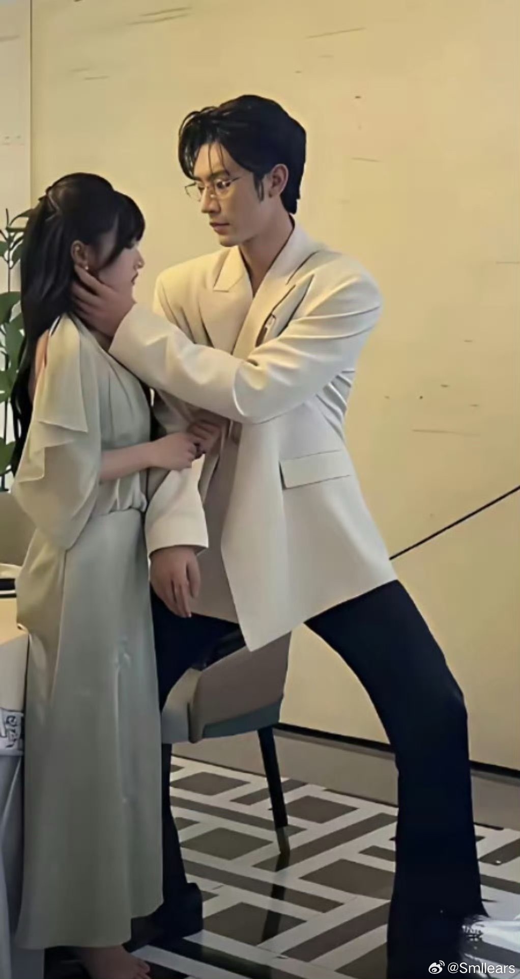 原来身高差太多，就是这么拍戏的。