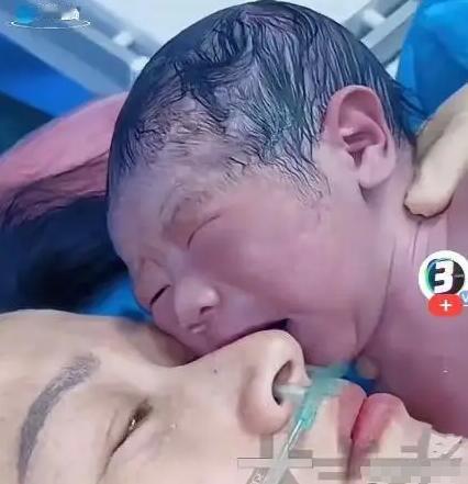 “解释不清了！”山东的一家医院里，一个刚出生宝宝，突然离开妈妈的身体，小家伙显然