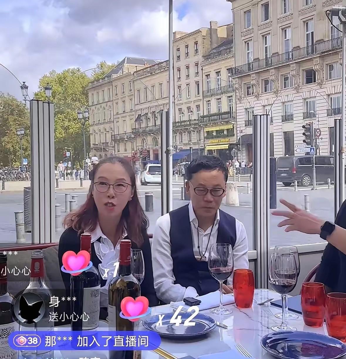李国庆这是在学大s具俊晔吗？！新婚老两口在法国直播，没人问他俩的爱情故事，自己