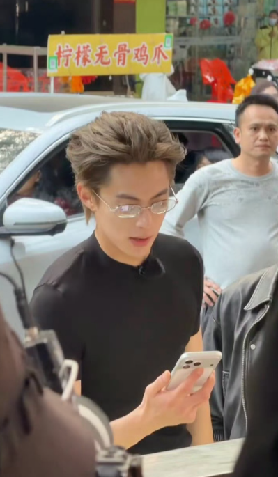 王鹤棣你帅成这样，我满世界都遇不到同款。你再出门，我醋意翻涌，真能把两缸醋灌下肚