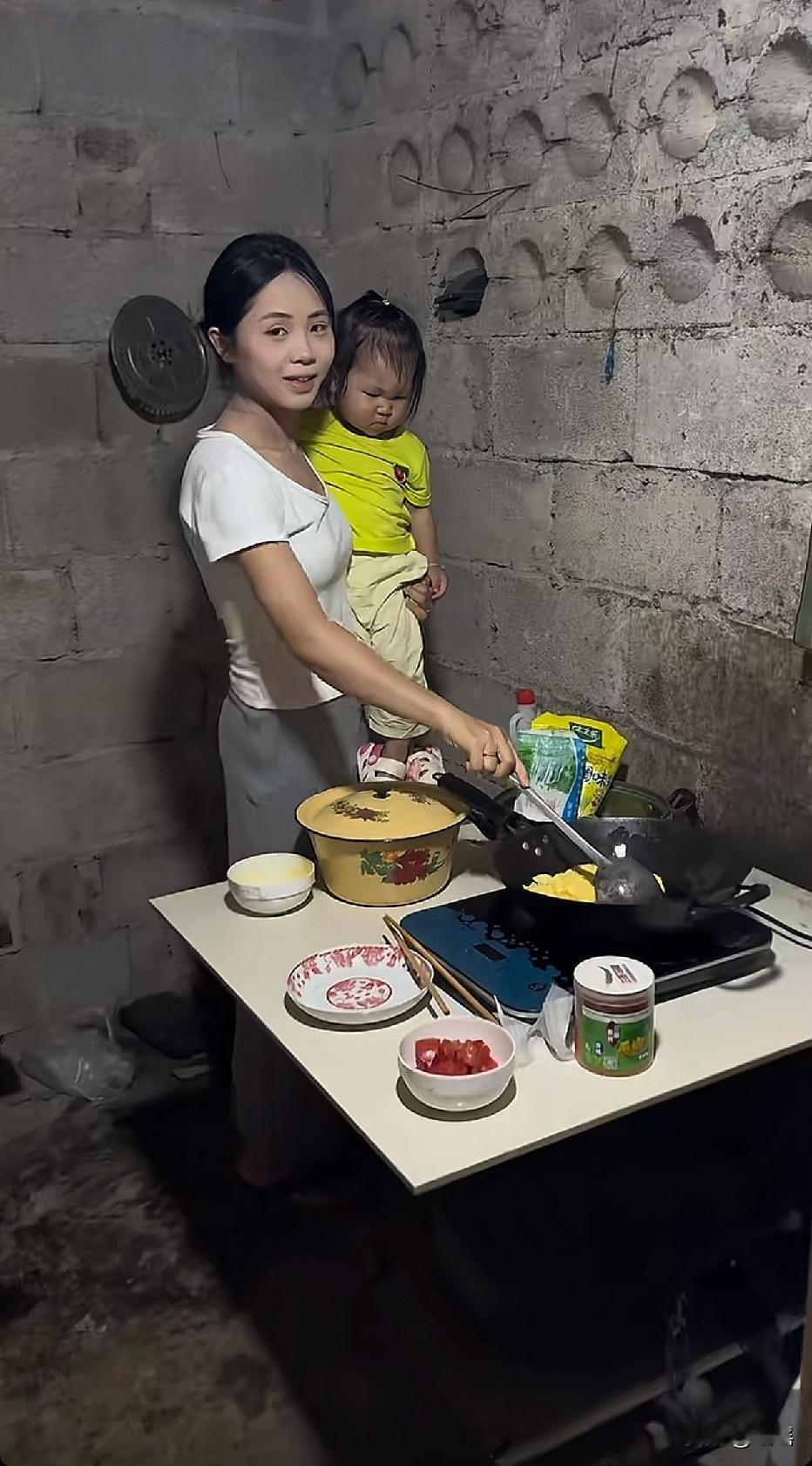 这小女孩颜值应该像她爸爸。。。