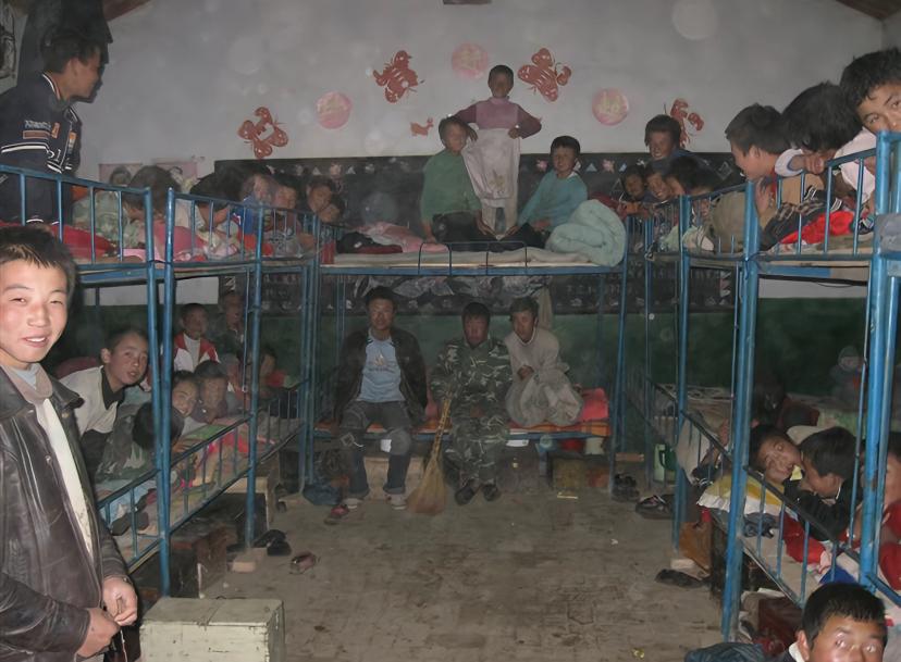 小时候去乡里上五六年级，一个宿舍二十个人左右，冬天还要烧炉子，现在想想真的有点吓