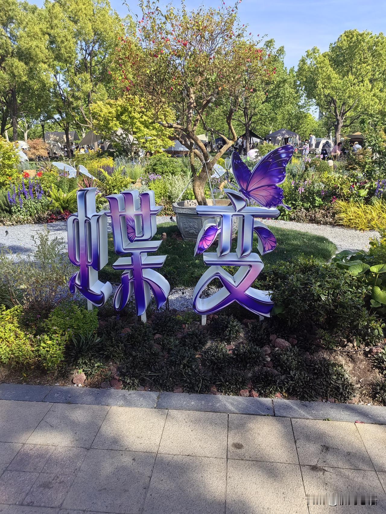我儿子说，他想在上海买套房，把我吓一跳。昨天我和儿子在外面溜达，娘俩聊天的时