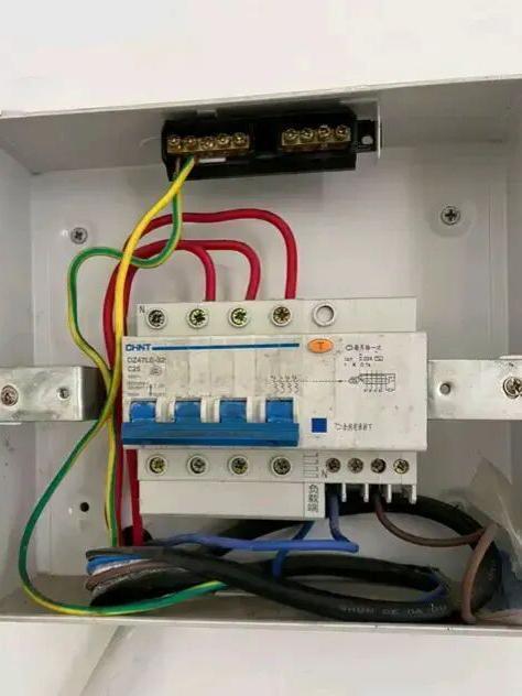 很多电工朋友说，这个接线不规范，会跳闸，可接线的电工老师傅说，如果跳闸也是设备的