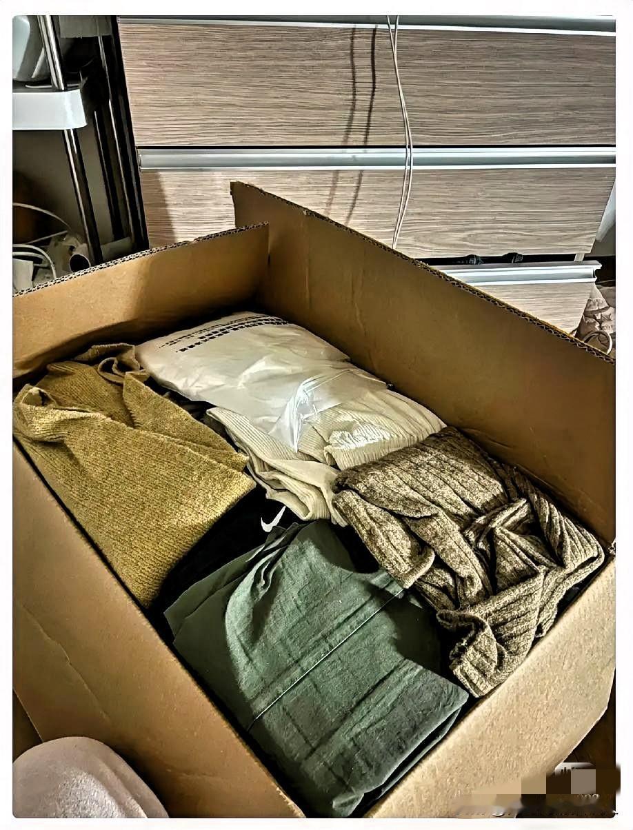 今天下午收到一大箱子快递，打开一看，居然是一大箱衣服，直接把我惊呆了。前几天