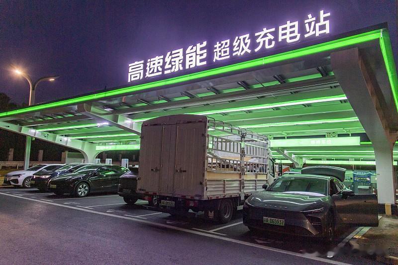 我就不明白了，开电车的朋友在高速服务区排队4小时只为充电，我就想高速是免费的你为