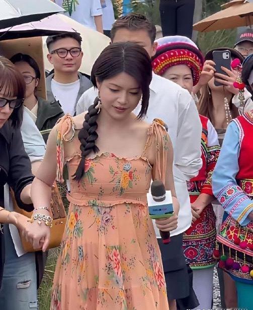 陈妍希这假发也太不自然了吧，一看就知道是假的