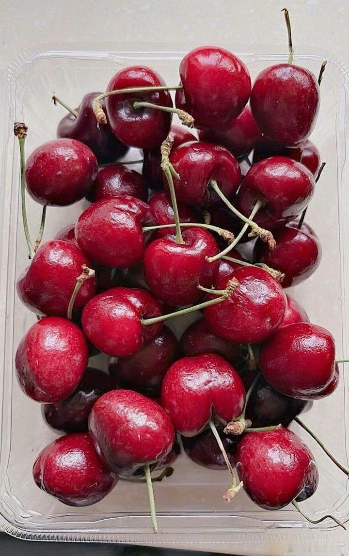 车厘子暴跌第一批受害者出现农历新年将近，年货顶流车厘子价格迎来“跳水”，盒马、山