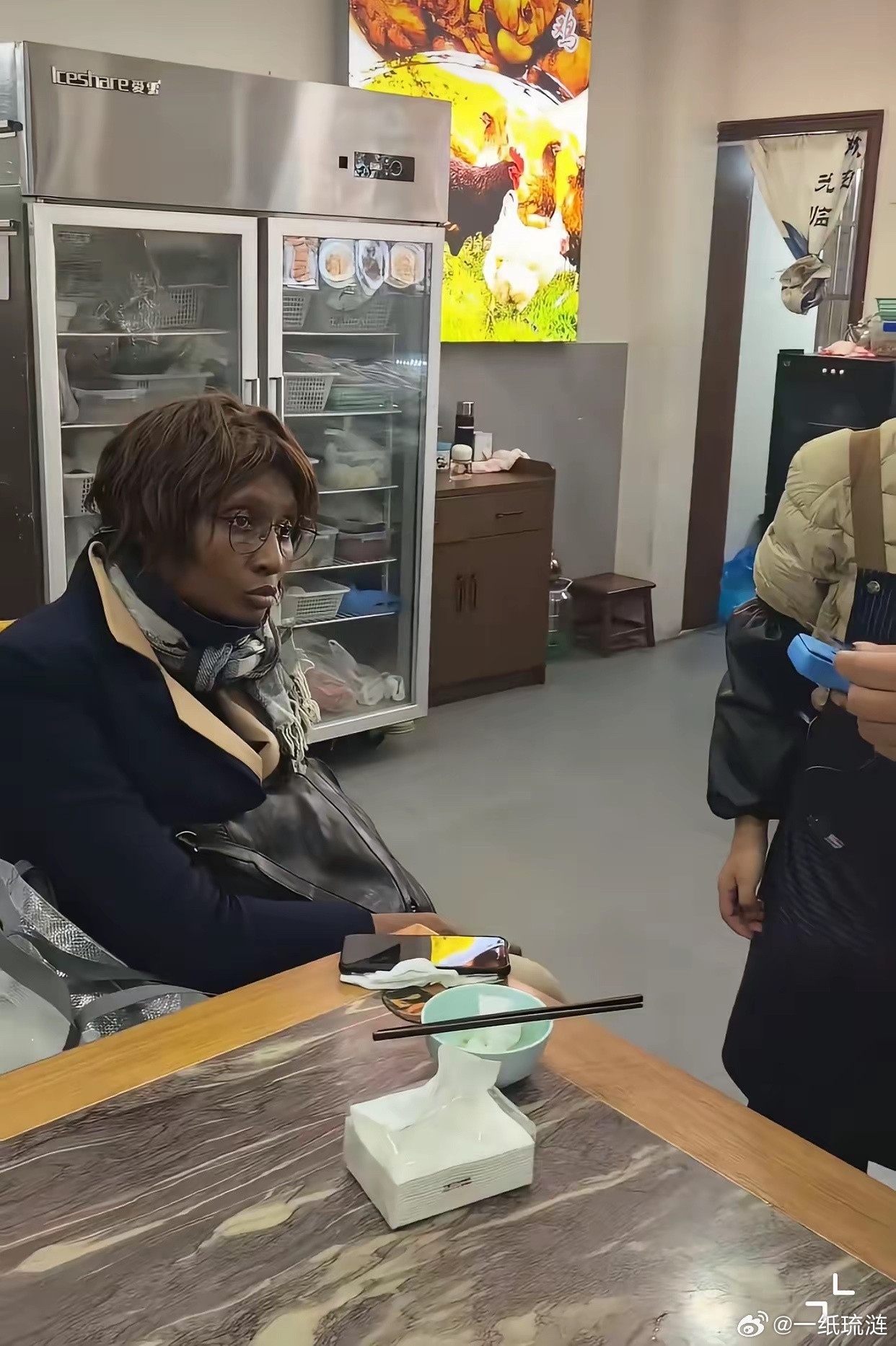 吃一堑长一智！近日，浙江某餐馆，一个外国女子在餐馆里就餐，吃完饭后说没钱结账，银