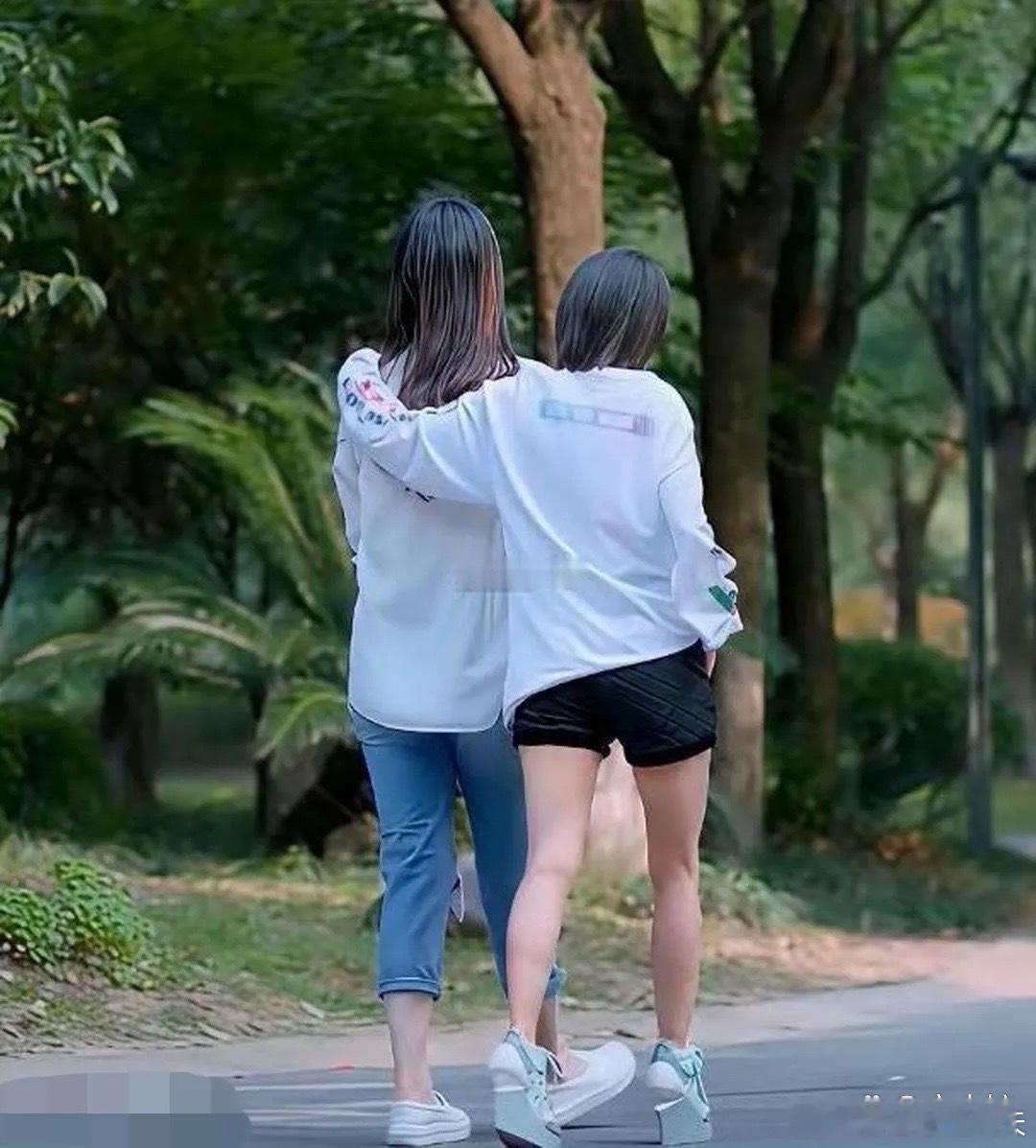 原来王子文这么矮？穿这么高的恨天高还比蒋欣矮一大截……