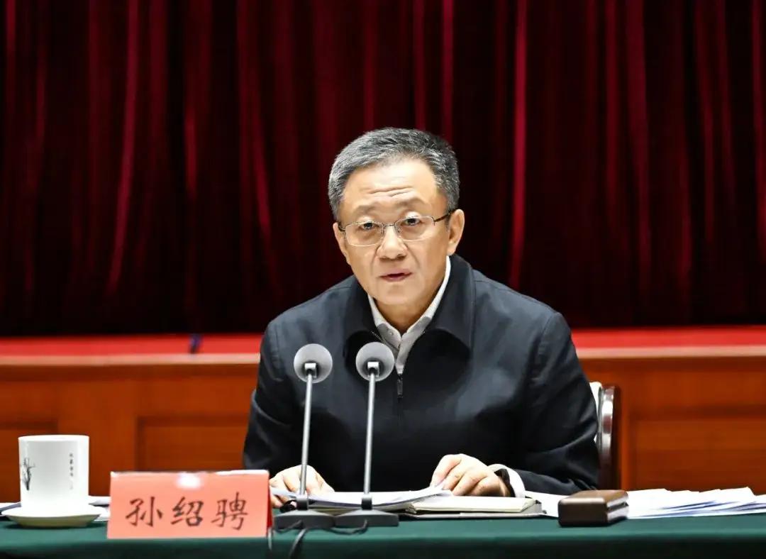 2025年8月，王莉霞任上被查，在其事发后次月，孙绍骋到龄卸任，而在王落马后5个