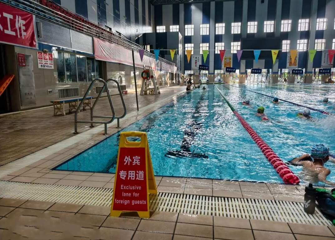 湖北荆州体育中心游泳馆，泳道边上竖了块白底黑字的牌子，四个字：“外宾专用”。几个