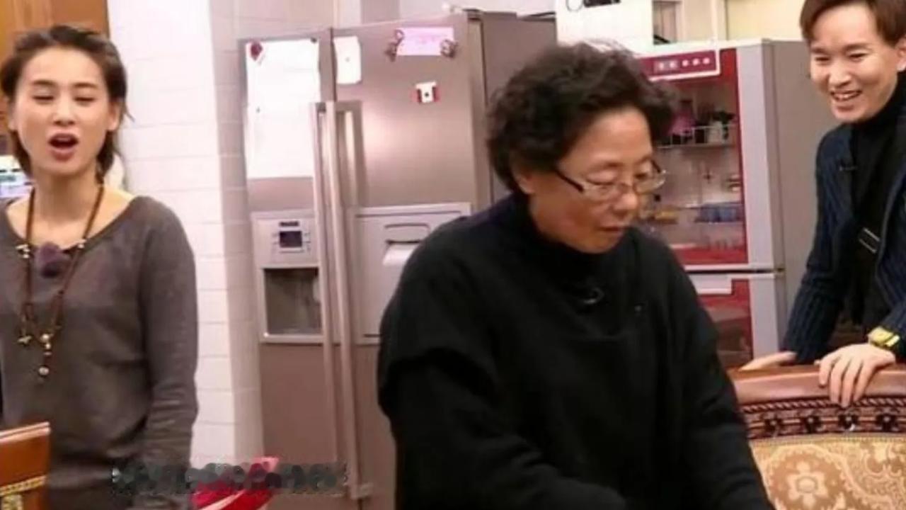 黄圣依妈妈：时尚“老古董”上线！黄圣依妈妈竟留着三十年前旧衣，这哪是怀旧，分明是