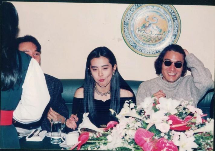 1994年，梁家辉与王祖贤在电影《东邪西毒》晚宴上的画面。年轻时期的梁家辉很