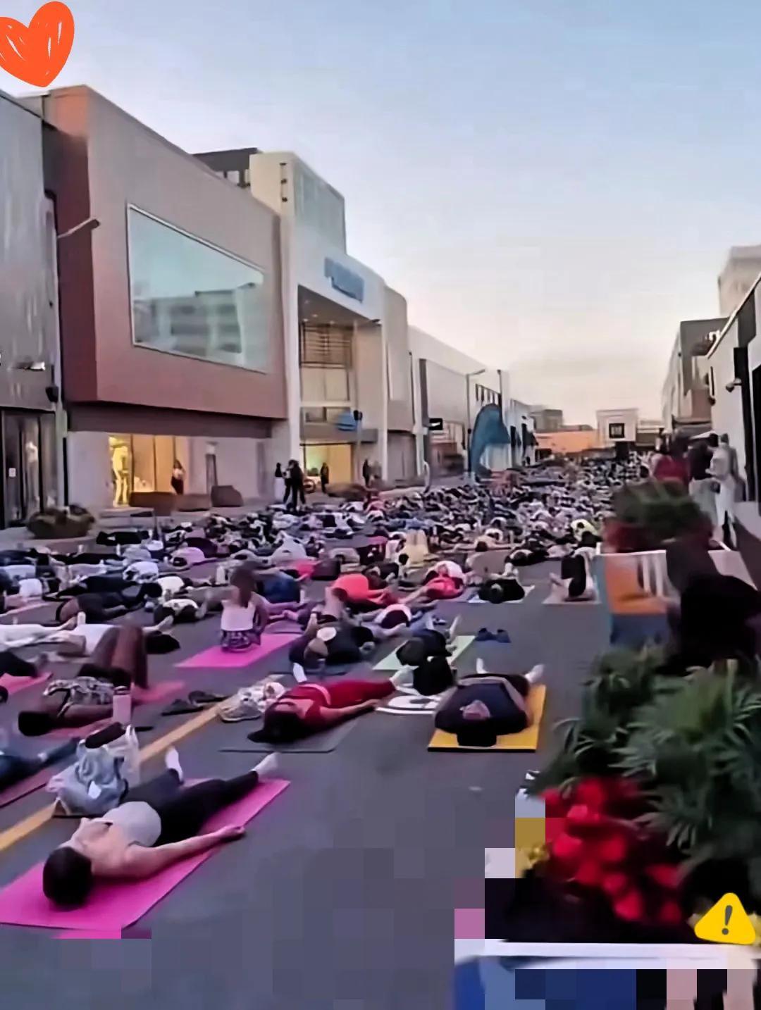 家人们，快看看这张图！上千人的暴走团躺满街道，那场面，说是“占领
