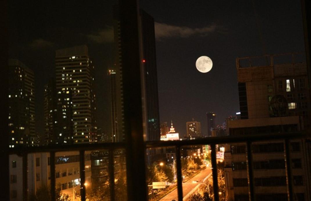 上班三个月了，终于要开工资了！一个宿舍的几个同事都兴奋的半宿未睡，并决定今天去聚