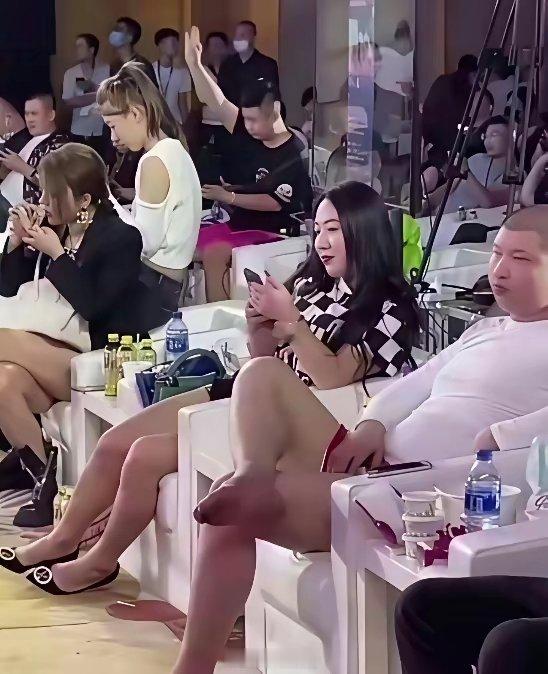 听说这个光头是顶级大网红！图中是在参加他们圈里的活动，看这坐姿和旁边网红上赶着说