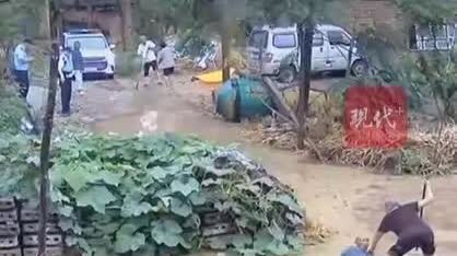 近日多家媒体报道了民警没有扶摔倒水中的老人的事件，图片可以看出一位老人在水中挣扎
