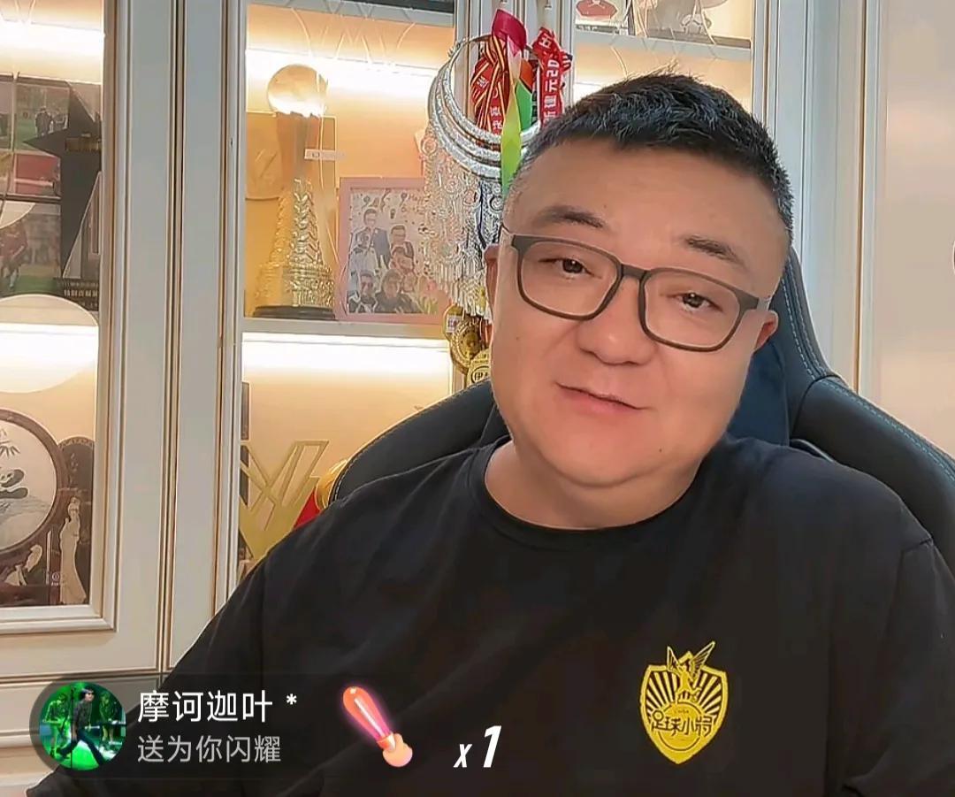 解说员董路爆了一个料。他表示，他带足球小将在泰国队拿到亚洲青年冠军杯冠军后，过